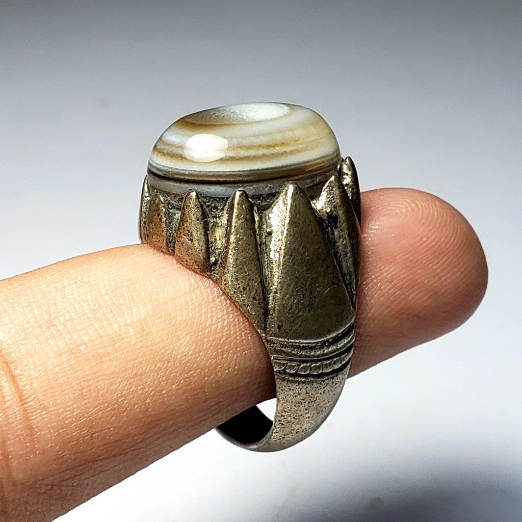 Amazing natural Agate Ring In Sterling Silver: Amazing natural Agate Ring In Sterling SilverShipping Rate: $23.00 .shipping rates are determined by Parcel weight and destination.Combined shipping: We offer combine shipping on multiple items purcha