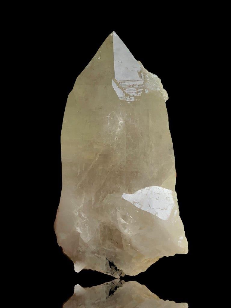 Elegant Full Terminated Quartz Crystal - 652 Grams - 134X83X67 mm: Elegant Full Terminated Quartz Crystal - 652 Grams - 134X83X67 mmShipping Rate: $55.00 .shipping rates are determined by Parcel weight and destination.Combined shipping: We offer combine shipping on m