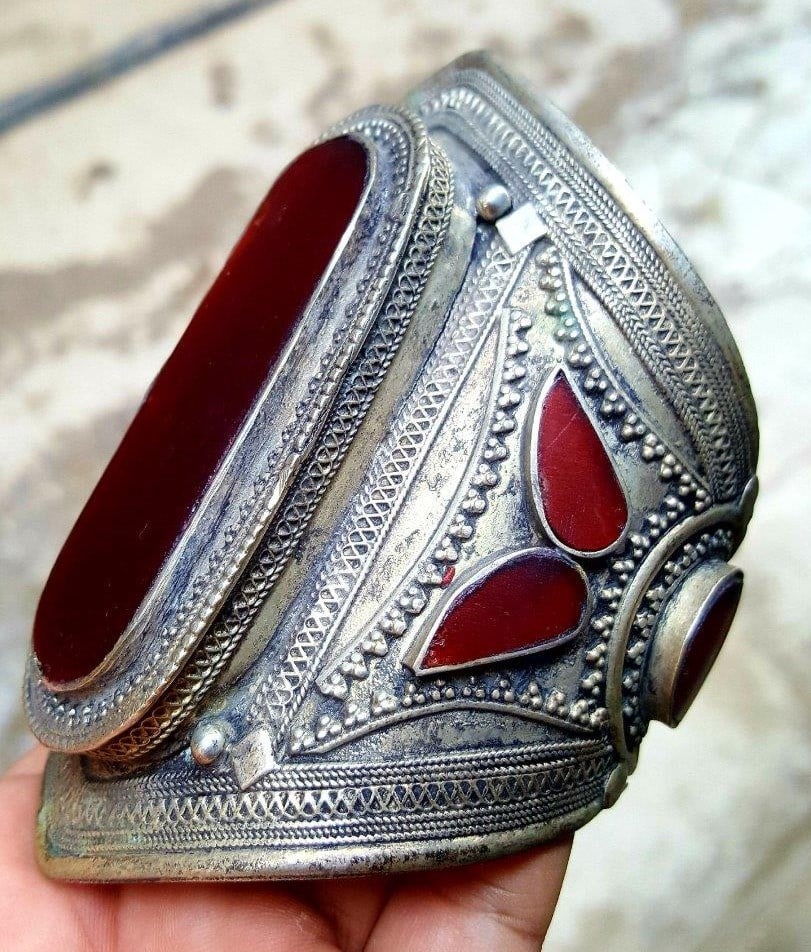 Vintage Chinese Agate Gale Bracelet: Vintage Chinese Agate Gale BraceletShipping Rate: $23.00 .shipping rates are determined by Parcel weight and destination.Combined shipping: We offer combine shipping on multiple items purchased to red