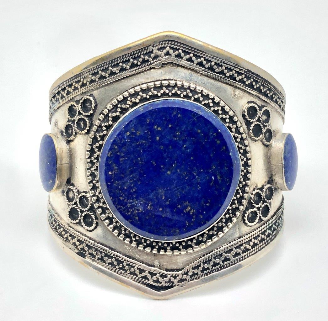 Vintage Lapis Lazuli & Brass Bracelet – Bold Blue Stone Statement Cuff, Bohemian Estate Jewelry: Offered here is a striking vintage bracelet featuring a rich, deep-blue lapis lazuli stone set in warm-toned brass. The natural lapis displays classic golden pyrite flecks, creating a celestial contra