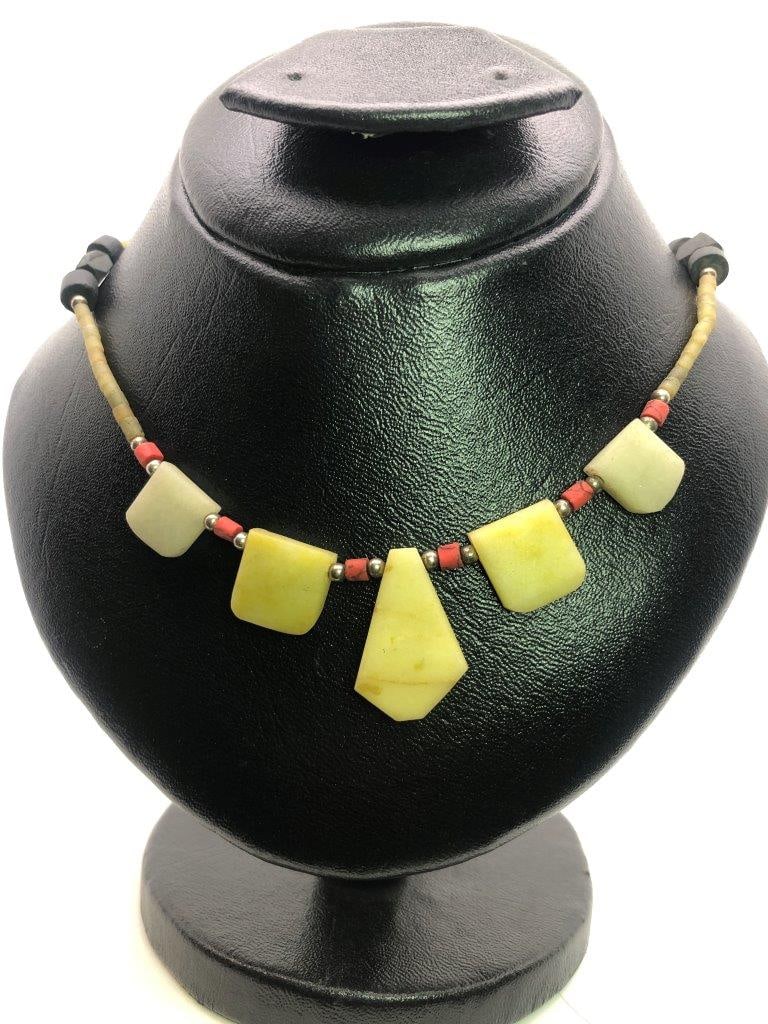 Vintage Serpentine Necklace – Antique Jewelry, Old Fashion Design: Discover this stunning vintage serpentine necklace, featuring graceful curves and classic elegance. Perfect for collectors and lovers of retro jewelry, this piece adds sophistication to any collection