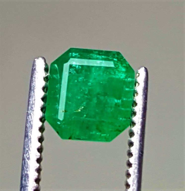 Vivid Green Emerald Minor Oil - 2.5 Carats - 8X7X6 mm (1 of 4)