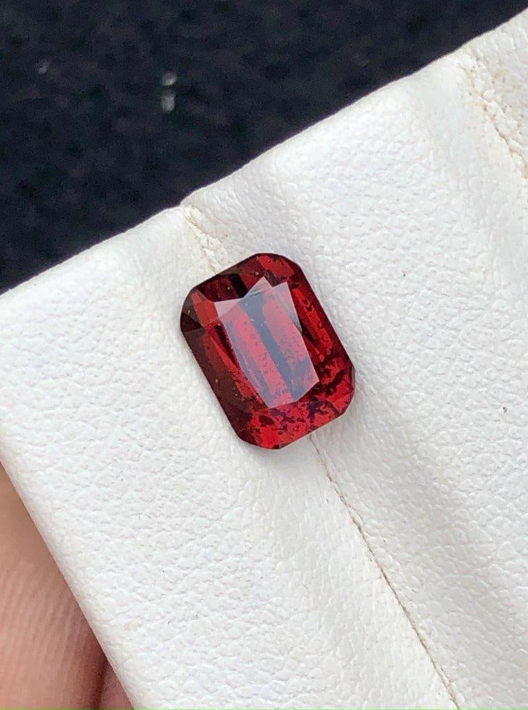 2.75 carats Rhodolite Garnet Gemstone - 9X6X4 mm (1 of 4)