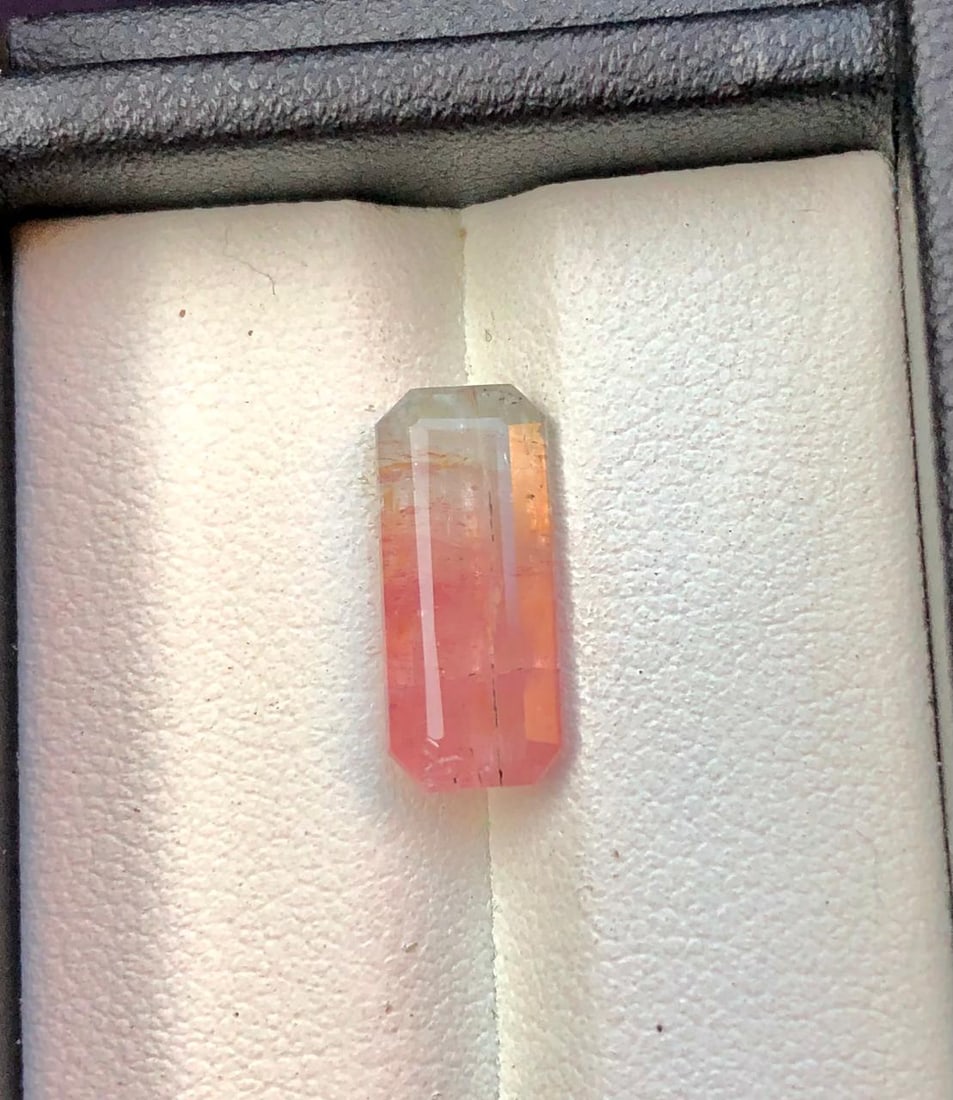 3,65 Carats Bi Color Tourmaline Gemstone - 15X6X4 mm (1 of 3)