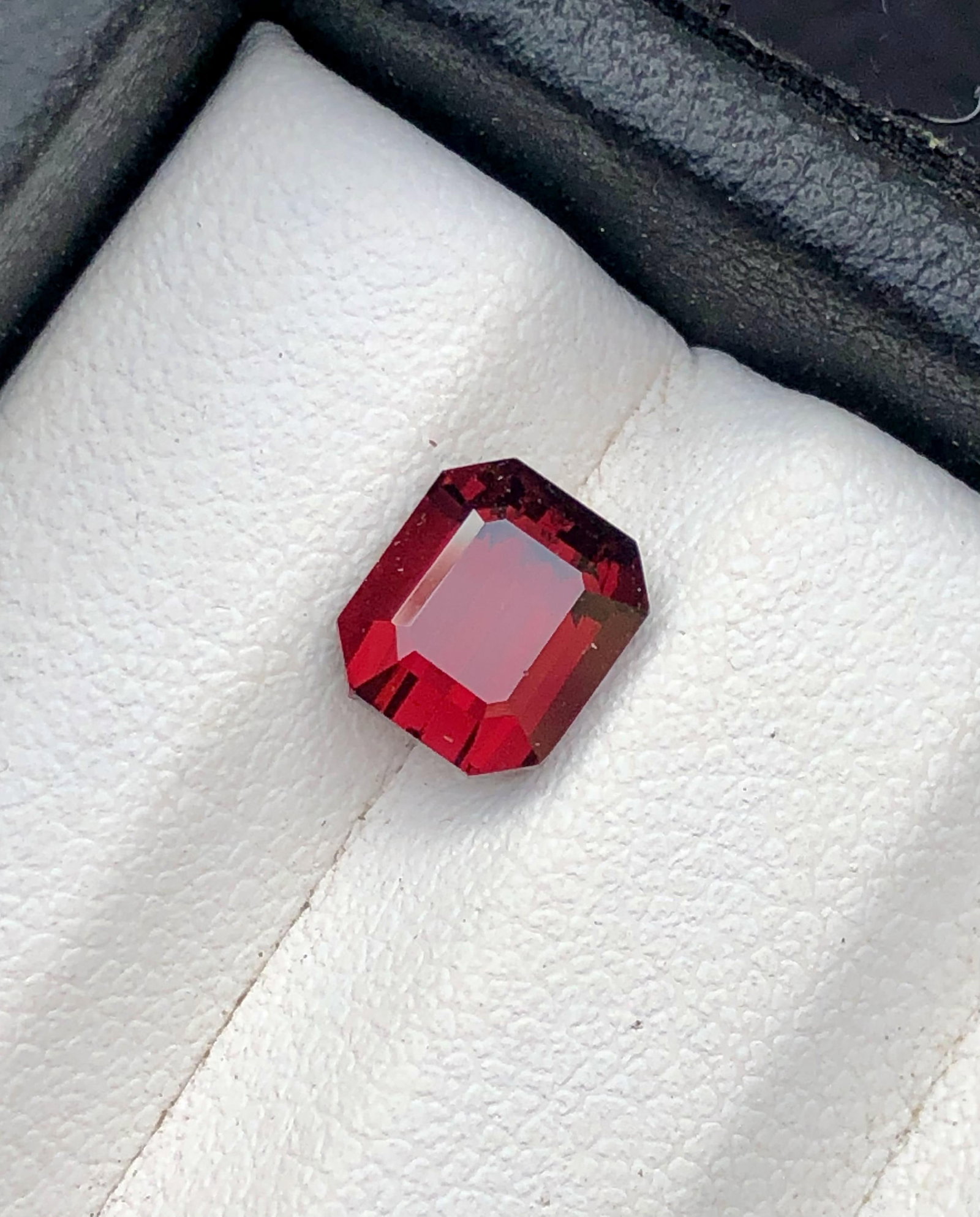 2.10 carats Rhodolite Garnet Gemstone - 7X5X4 mm (1 of 3)