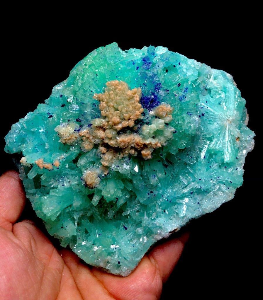 Collection Piece - Hemimorphite With Azurite - 380 Grams: Collection Piece - Hemimorphite With Azurite - 380 Gram Shipping Rate: 35 $ shipping rates are determined by Parcel weight and destination.Combined shipping: We offer combine shipping on multiple item