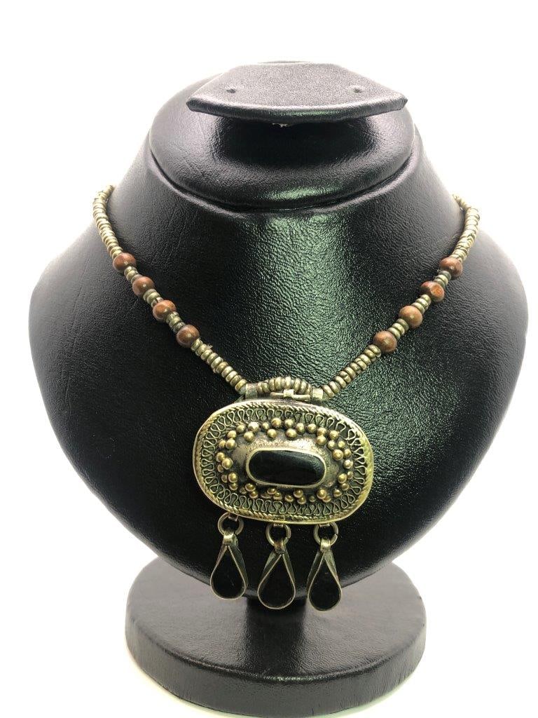 Vintage Black Agate Carved Necklace in Brass – Handcrafted Gemstone Jewelry, Unique Artisan Piece: Elegant vintage agate carved necklace set in brass, showcasing detailed craftsmanship and natural gemstone beauty. A unique artisan jewelry piece perfect for collectors, vintage lovers, or statement a