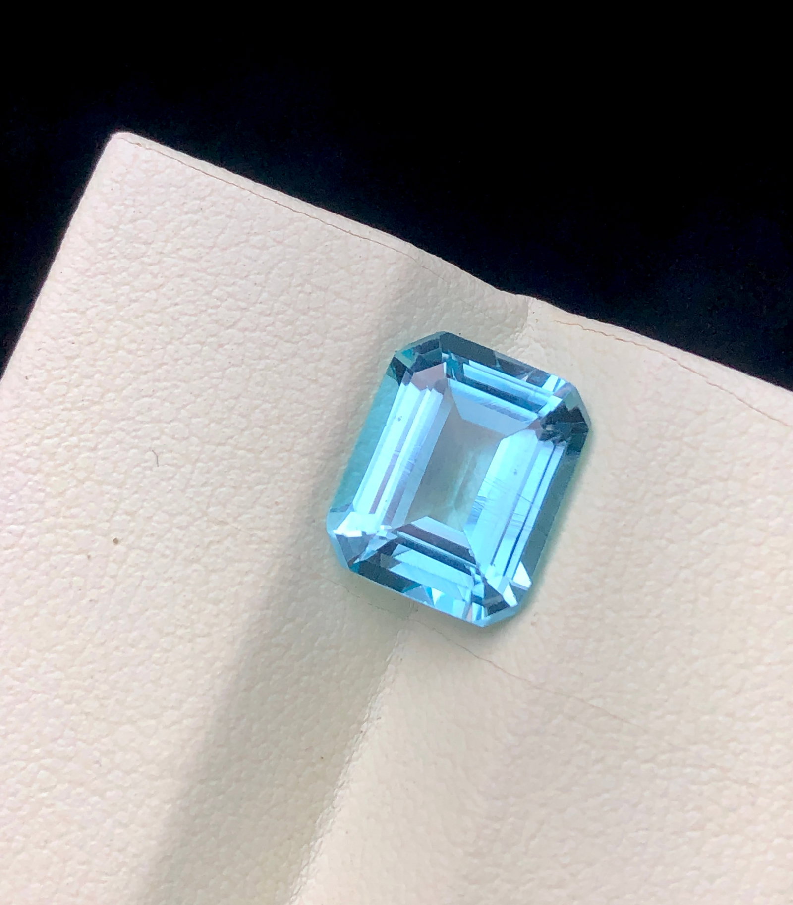 5.25 Cts Swiss Blue Topaz – Top Quality Oval Cut Loose Gemstone (11×9×5 mm) – Bright Blue: This beautiful 5.25 carat Swiss Blue Topaz features a vivid, eye-catching blue color and excellent clarity. Measuring 11 × 9 × 5 mm, this finely cut gemstone displays ?????? brilliance and sparkle, 