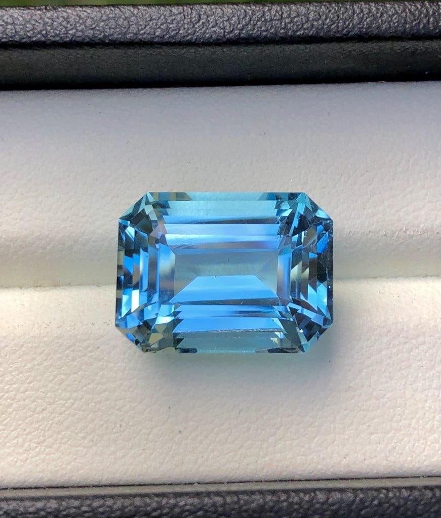 AAA Quality Flawless Swiss Blue Topaz Gemstone - 19.50 Carats - 17X12X10 mm (1 of 5)