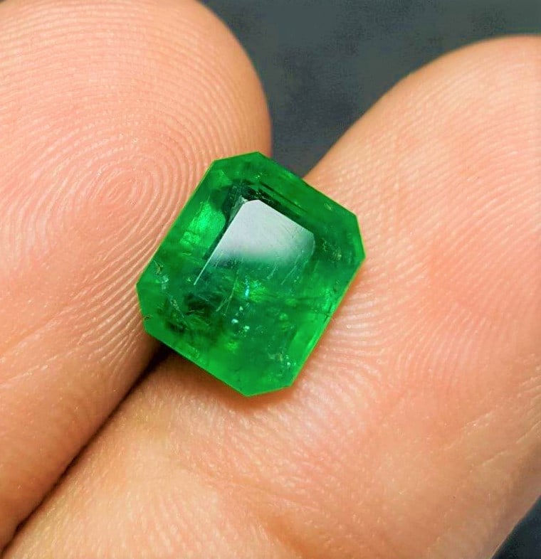 Top Grade Emerald Cut Vivid Grren Emerald - 2.20 Carats - 9X8X5 mm (1 of 2)