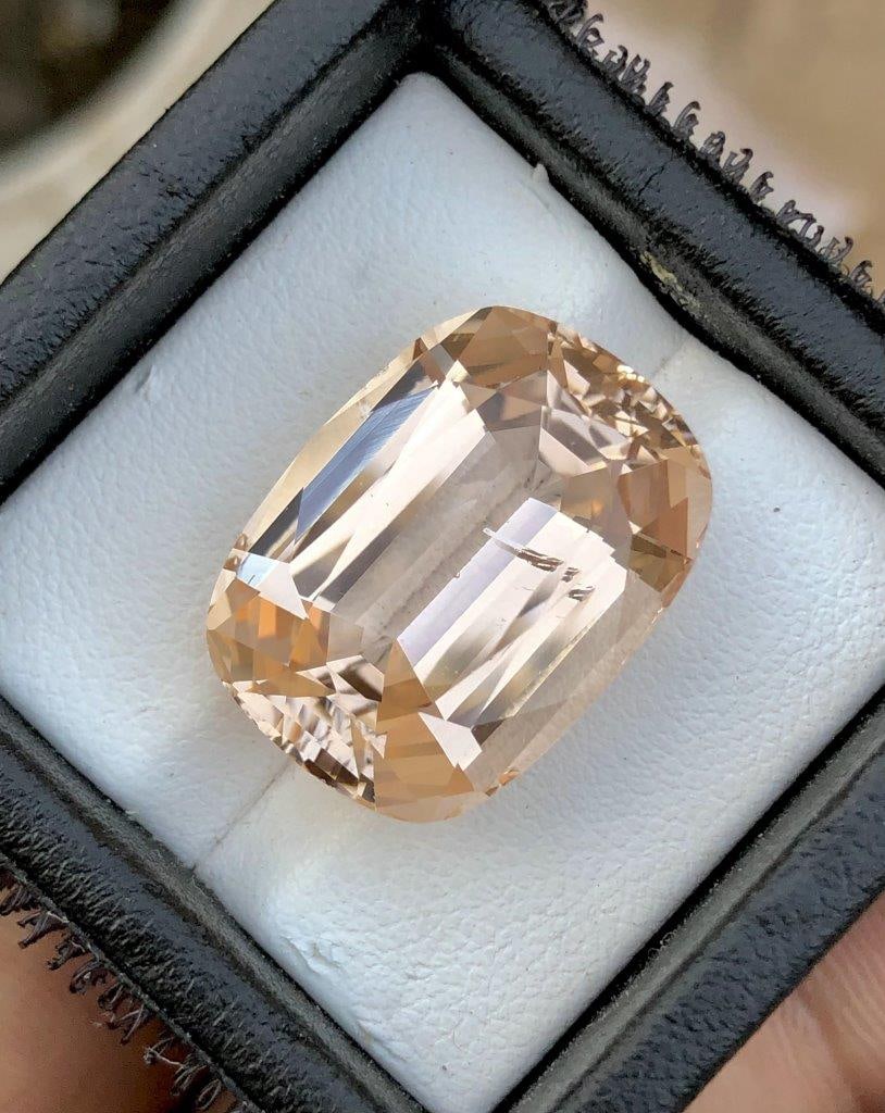 27.10 Carats Golden Topaz - 20X15X10 mm (1 of 5)