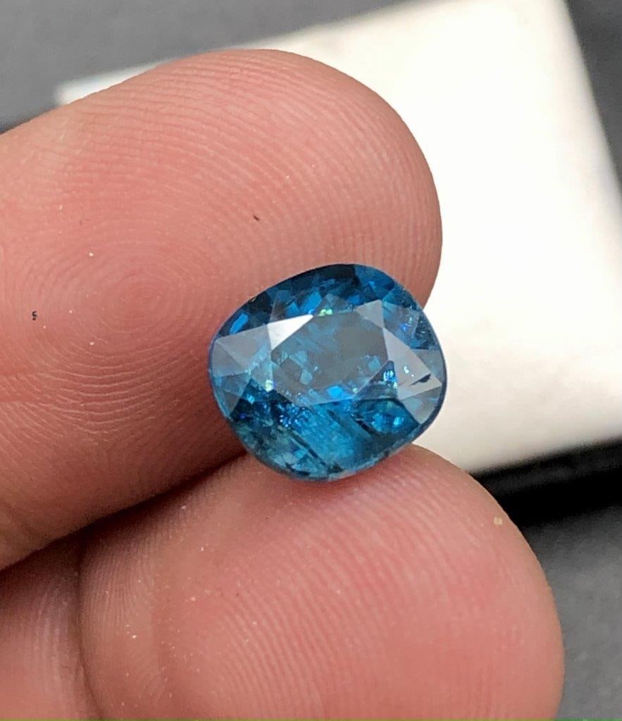 Natural Zircon - 4.70 Carats - 9X8X6 mm (1 of 4)