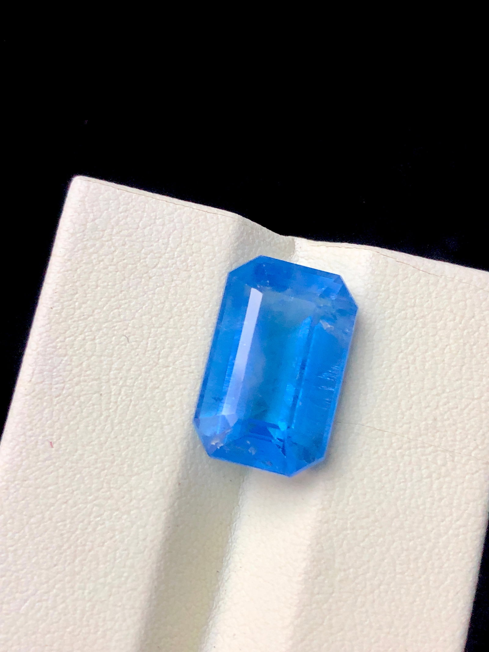 12.65 Carats Aquamarine Santa Maria Color – Deep Blue Top Quality Gemstone (17×11×9 mm) –: This exceptional 12.65 carat Aquamarine gemstone features the highly sought-after Santa Maria color—an intense, deep ocean-blue tone known for its richness and rarity. Measuring 17 × 11 × 9 mm, th