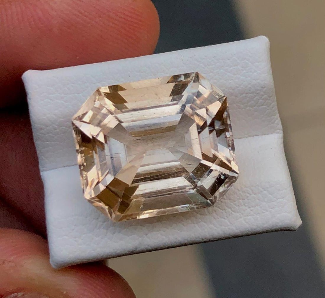 Cushion Golden Topaz - 16.40 Carats - 15X13X10 mm (1 of 4)
