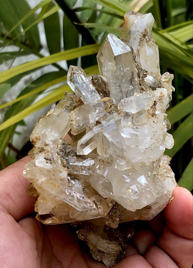 Quartz Cluster - 224 Grams - 103X82X51 mm: Quartz Cluster - 224 Grams - 103X82X51 mm Shipping Rate: FREE SHIPPING .shipping rates are determined by Parcel weight and destination.Combined shipping: We offer combine shipping on multiple items pu