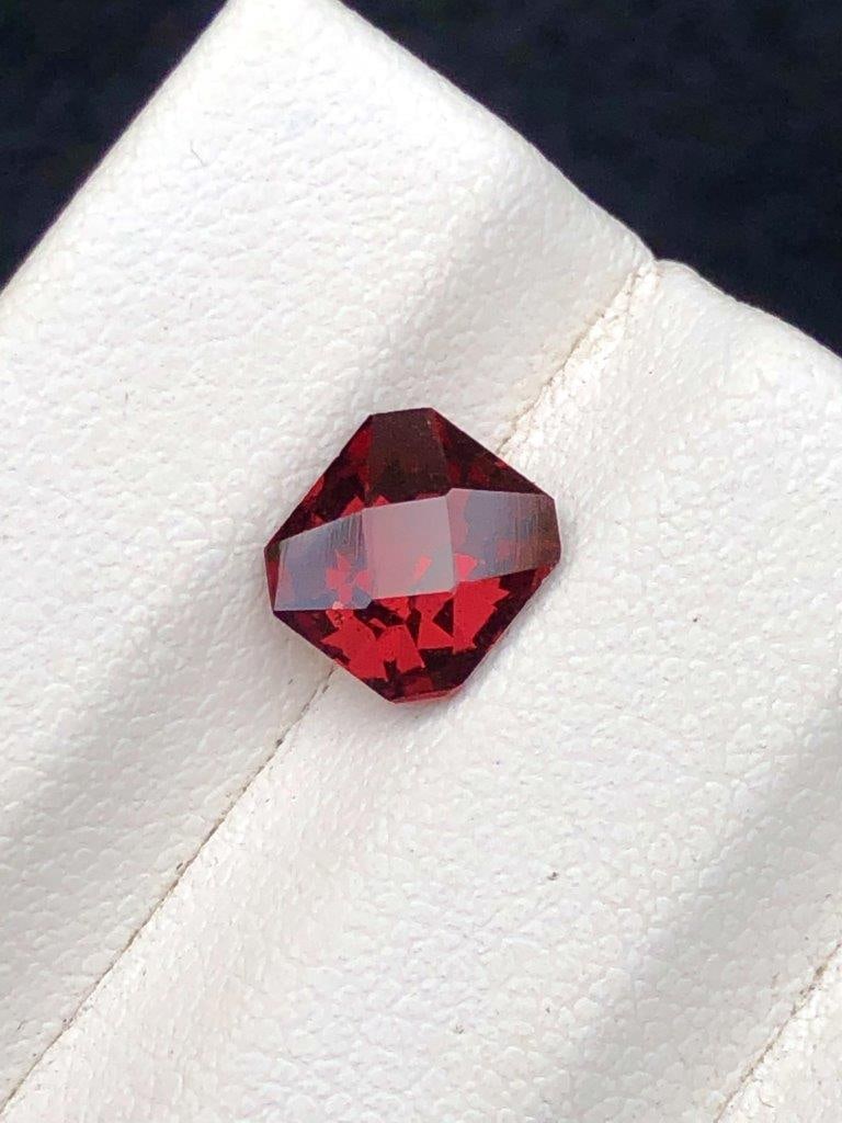 1.70 carats Rhodolite Garnet Gemstone - 7X7X5 mm: 1.70 carats Rhodolite Garnet Gemstone - 7X7X5 mmShipping: