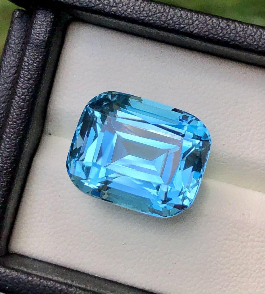 24.65 Carats Top Quality Natural Swiss Blue Topaz Flawless - 17X14X12 mm (1 of 5)