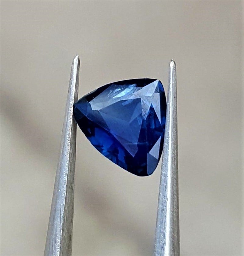 0.86 Carats Top Quality Natural Blue Sapphire: 0.86 Carats Top Quality Natural Blue SapphireShipping Rate: $15.00 .shipping rates are determined by Parcel weight and destination.Combined shipping: We offer combine shipping on multiple items