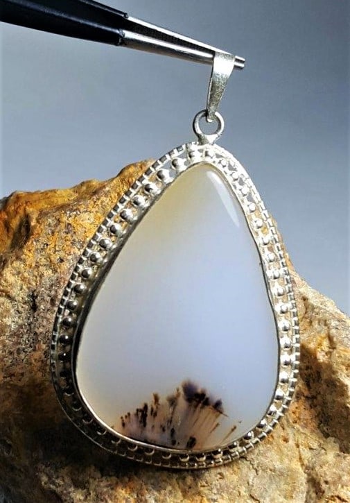 Agate Pendant: Agate Pendant FREE SHIPPING Shipping rates are determined by Parcel weight and destination.