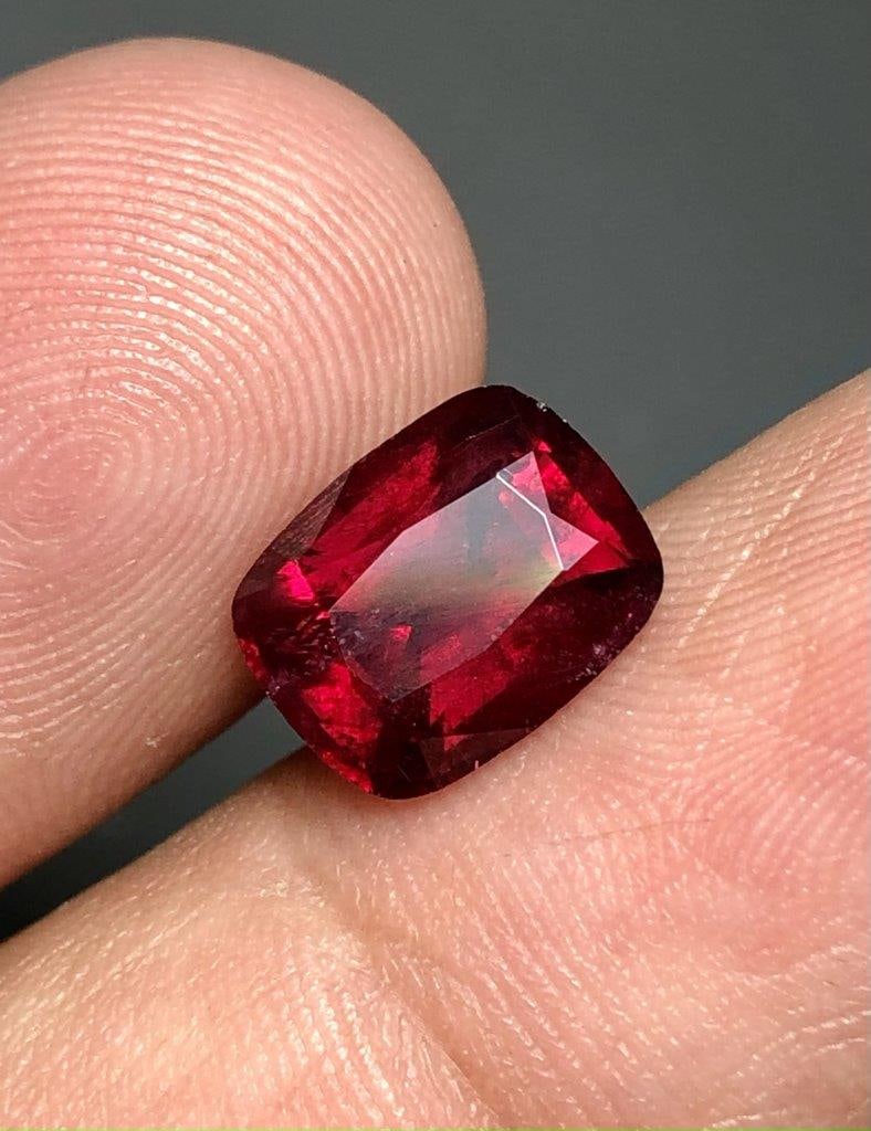 3.55 Carats Rhodolite Garnet - 10X8X5 mm: 3.55 Carats Rhodolite Garnet - 10X8X5 mmShipping: