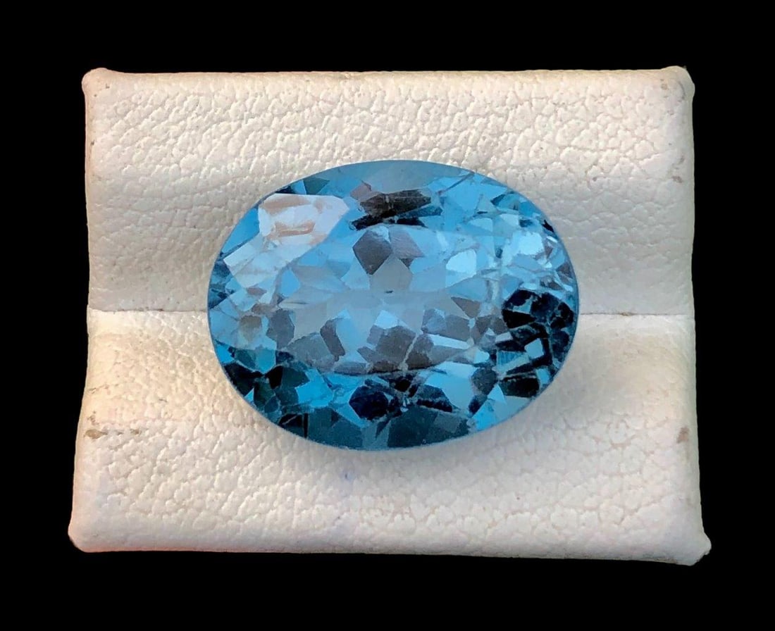 Oval Shape London Blue Topaz - 11.80 Carats - 16X13X8 mm (1 of 3)