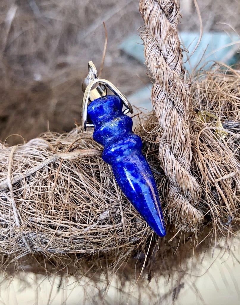 Fine Quality SILVER LAPIS LAZULI Pendant: Fine Quality SILVER LAPIS LAZULI PendantShipping Rate: $15.00 .shipping rates are determined by Parcel weight and destination.Combined shipping: We offer combine shipping on multiple items purchased