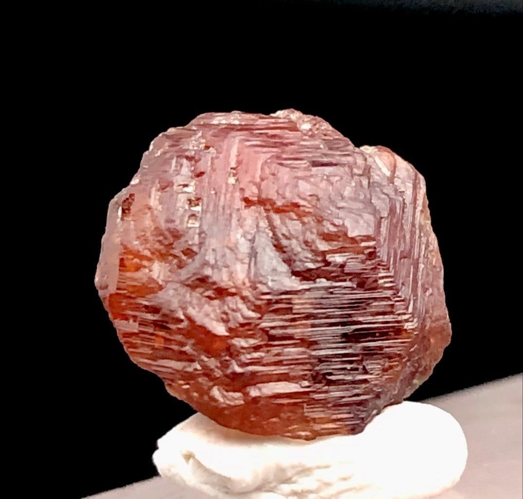 Natural Garnet Crystal - 9 Carats - 12X12X8 mm: Natural Garnet Crystal - 9 Carats - 12X12X8 mmShipping Rate: 23$ WorldWideshipping rates are determined by Parcel weight and destination.Combined shipping: We offer combine shipping on multiple items 