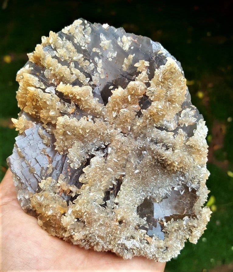 Fluorite With Dogtooth Calcite Cluster - 933 Grams: Fluorite Flower With Dogtooth Calcite Cluster - 933 Grams - 130X103X53 mmShipping Rate: $70.00 .shipping rates are determined by Parcel weight and destination.Combined shipping: We offer combine shipp