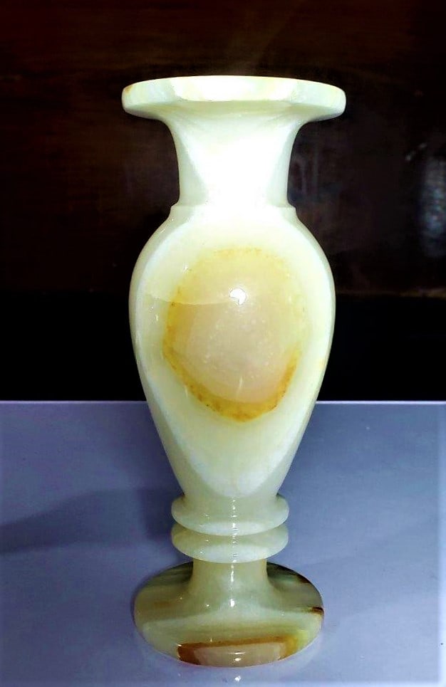 Beautiful Calcite Jar - 800 Grams: Beautiful Calcite Jar - 800 Grams - 197X76 mmShipping Rate: $23.00 .shipping rates are determined by Parcel weight and destination.Combined shipping: We offer combine shipping on multiple items