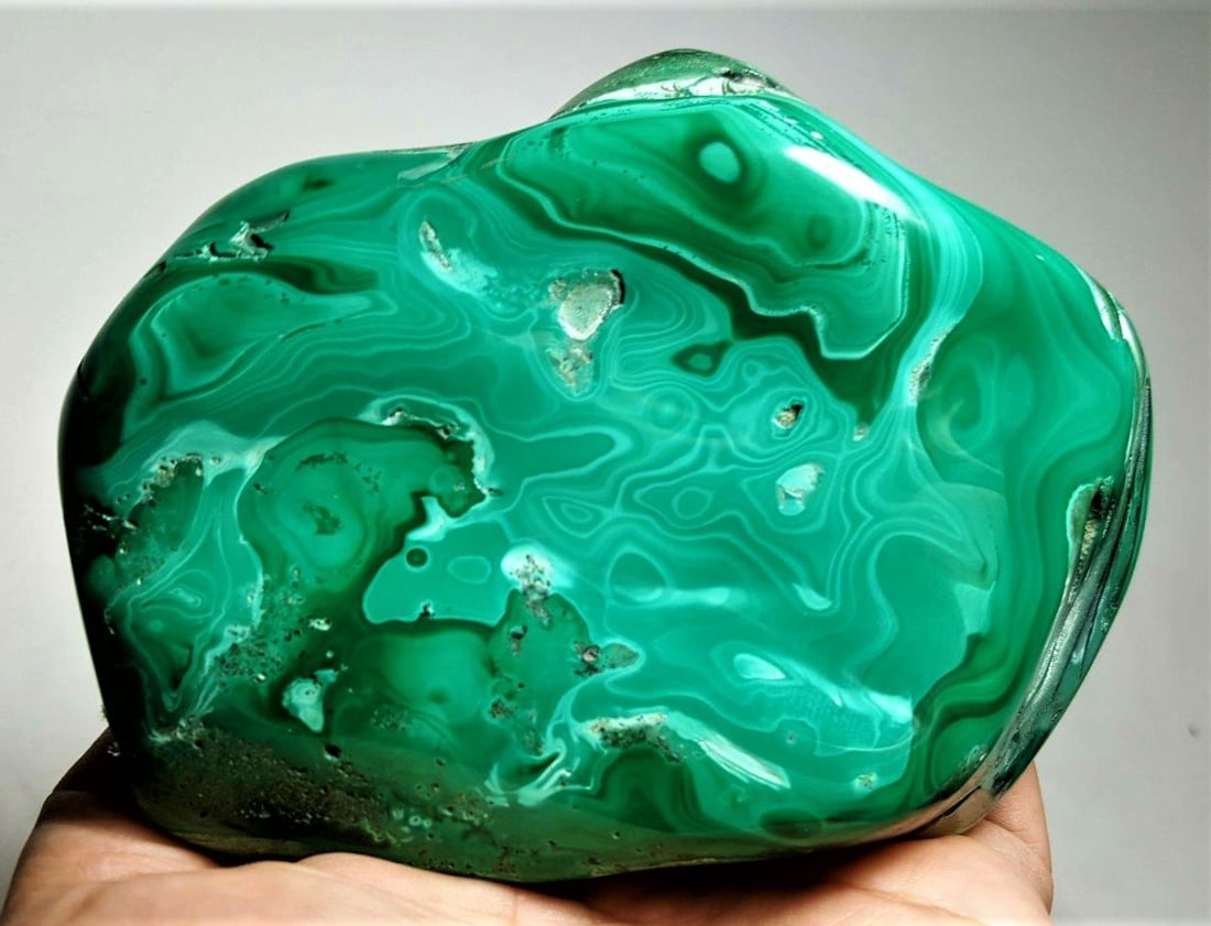 Malachite Tumble - 847 Grams: Malachite Tumble - 847 Grams - 125X91X45 mmShipping Rate: $70.00 .shipping rates are determined by Parcel weight and destination.Combined shipping: We offer combine shipping on multiple items purchase