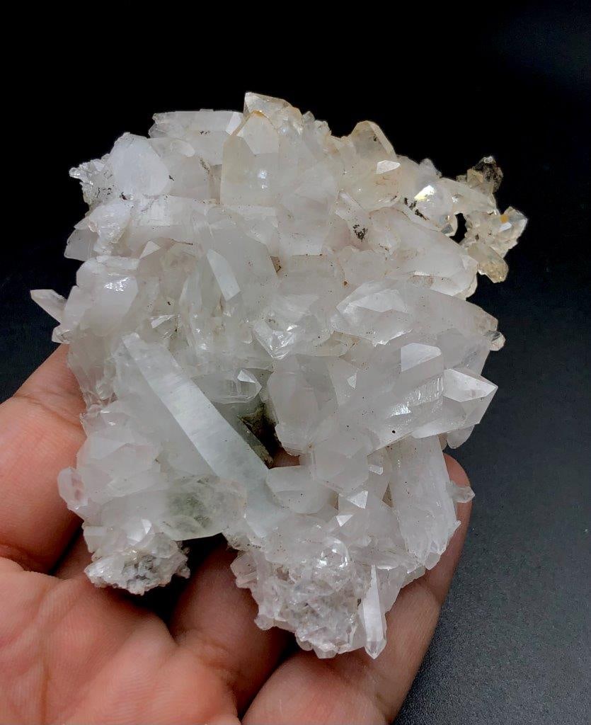 Quartz Cluster - 100 Grams - 91X75X23 mm: Quartz Cluster - 100 Grams - 91X75X23 mmShipping Rate: $23.00 .shipping rates are determined by Parcel weight and destination.Combined shipping: We offer combine shipping on multiple items purchased t