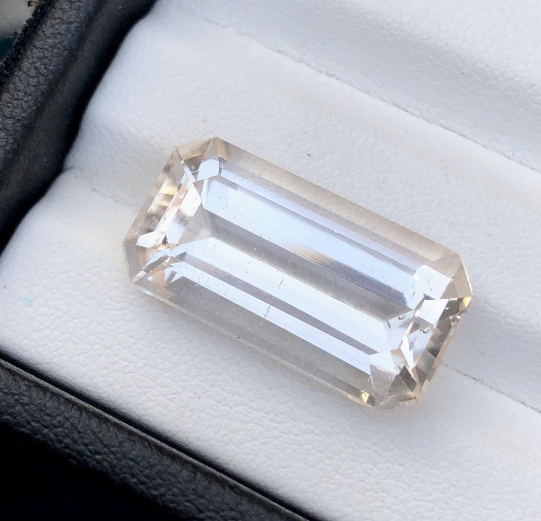 17 Carats Natural Morganite Gemstone - 23X12X9 mm (1 of 2)