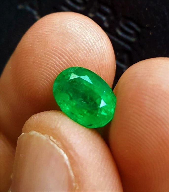 1.85 Carats Oval Shape Vivid Green Emerald Gemstone - 9X8X6 mm (1 of 4)
