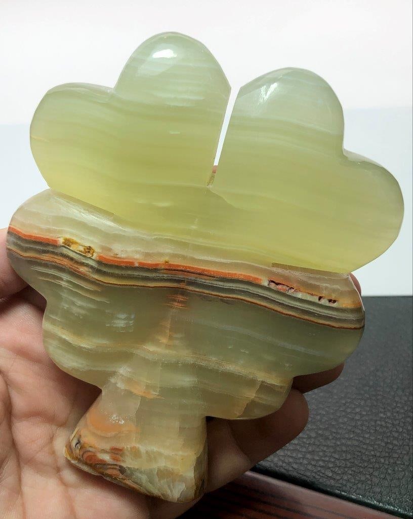 Hand-Carved Onyx Leaf Crystal ? 289 Grams Natural Polished Stone D?cor: Enhance your collection with this exquisite Hand-Carved Onyx Leaf, skillfully crafted from natural Onyx stone. Weighing 289 grams and measuring 4.5 x 3.5 x 0.5 inches, this decorative carving showcase
