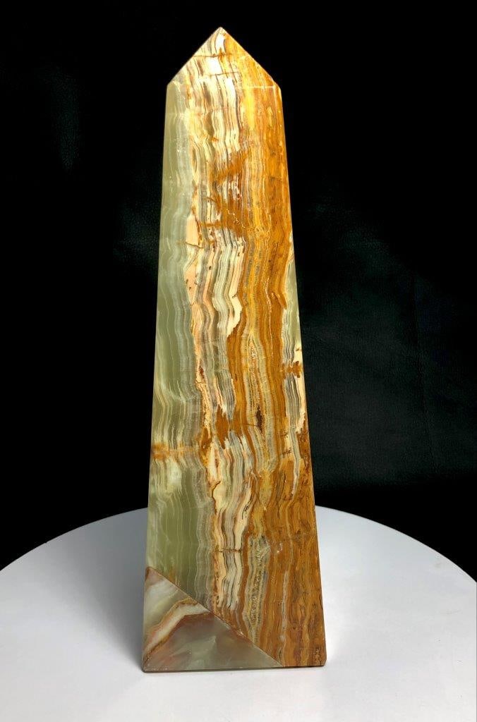 HUGE Onyx Tower - 2272 Grams: HUGE Onyx Tower - 2272 Grams - 250X77 mmShipping Rate: $95.00 .shipping rates are determined by Parcel weight and destination.Combined shipping: We offer combine shipping on multiple items purchased t