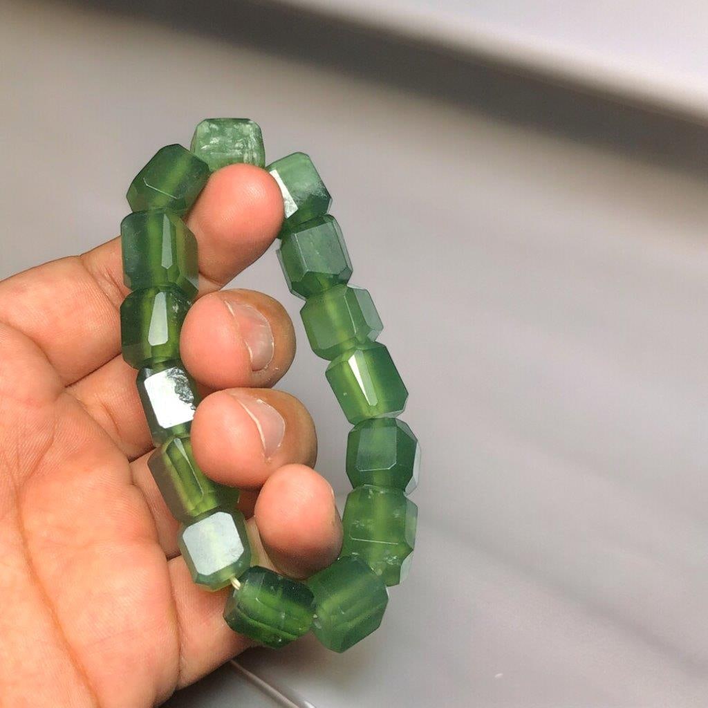 Emerald Green Serpentine Beaded Bracelet: Emerald Green Serpentine Beaded Bracelet Shipping: