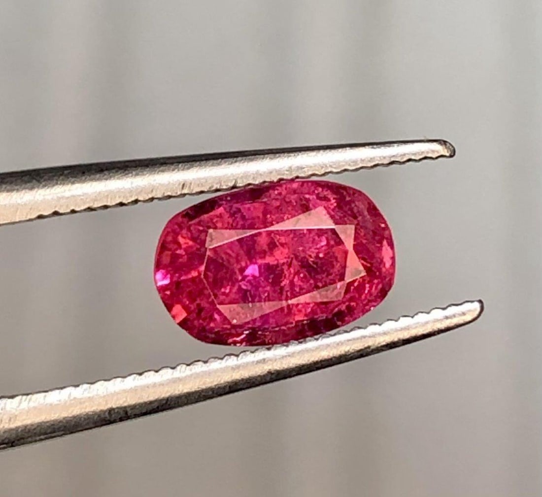 0.85 Carats Fiery Rubelite Tourmaline - 8X5X4 mm: 0.85 Carats Fiery Rubelite Tourmaline - 8X5X4 mm SHIPPING: 23$