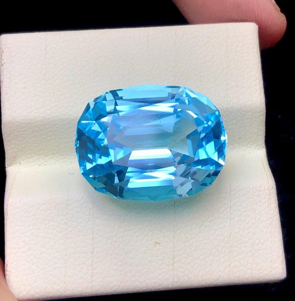 43.15 CTS Swiss Blue Topaz Flawless ? Natural Loose Gemstone 22x17x14 mm: Beautiful 43.15 carats natural Swiss Blue Topaz featuring a flawless appearance, vivid sky-blue color, and exceptional brilliance. Measuring 22x17x14 mm, this elegant loose gemstone is perfect for cus
