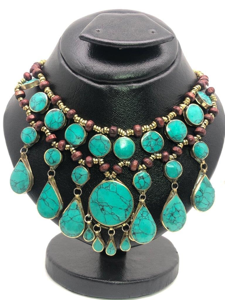 Vintage Turquoise Necklace in Brass ? Boho Statement Jewelry: Add a touch of timeless elegance to your collection with this vintage turquoise necklace set in warm brass. Featuring naturally hued turquoise stones, this piece showcases intricate brass detailing an