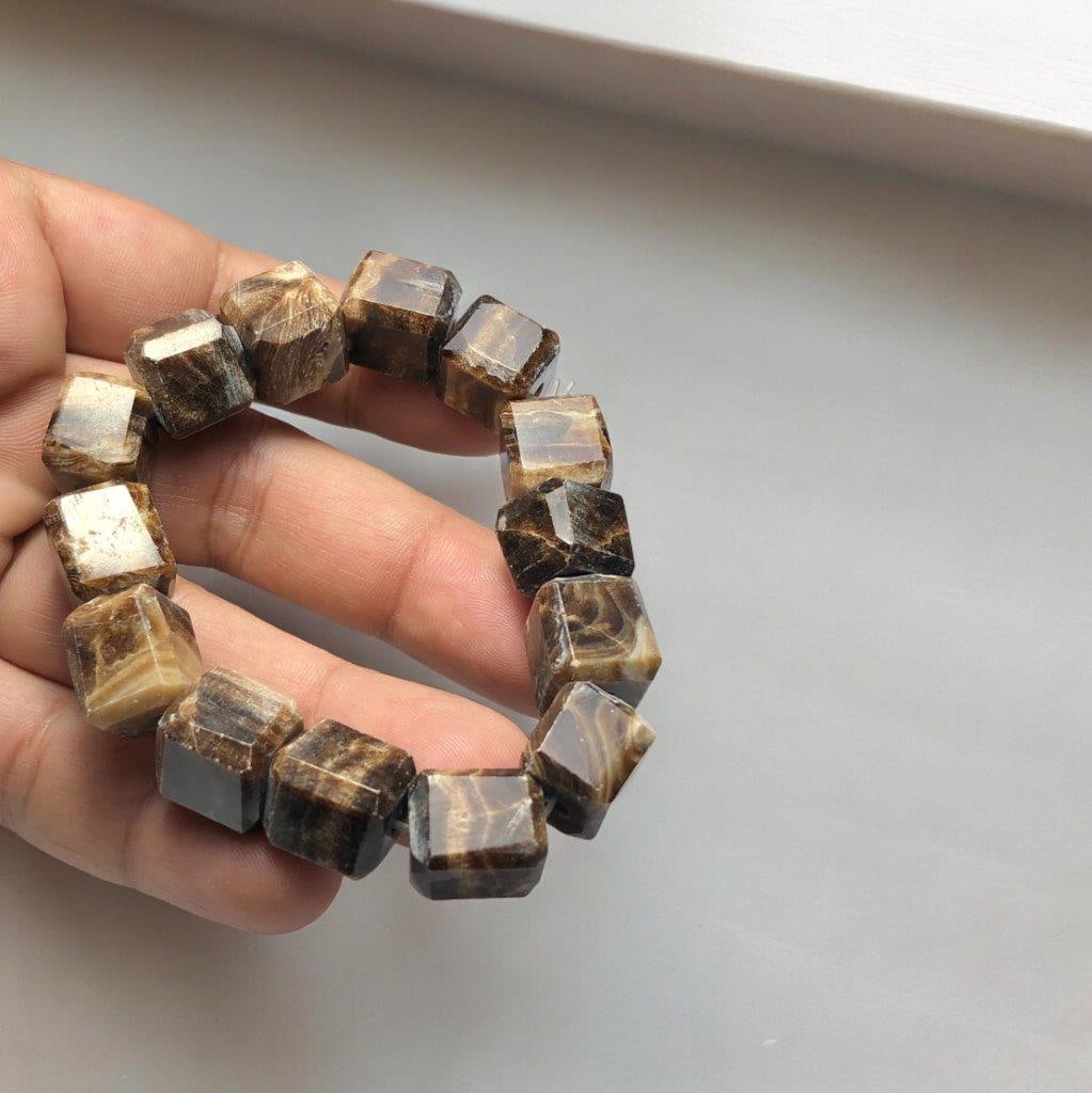 Choclate Calcite Beaded Bracelet: Choclate Calcite Beaded Bracelet Shipping: Domestic: Flat-rate of 23$ to anywhere within the contiguous U.S.International: Foreign shipping rates are determined by destination. International shipping
