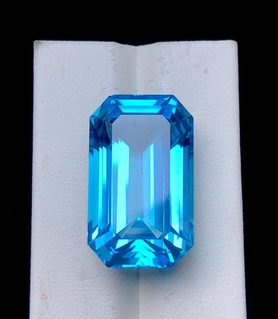 52 CTS Swiss Blue Topaz Emerald Cut Natural Loose Gemstone 26x16x13 mm: 52 CTS Swiss Blue Topaz Emerald Cut Natural Loose Gemstone 26x16x13 mm Shipping Rate: $15.00 .shipping rates are determined by Parcel weight and destination.Combined shipping: We offer combine shippin
