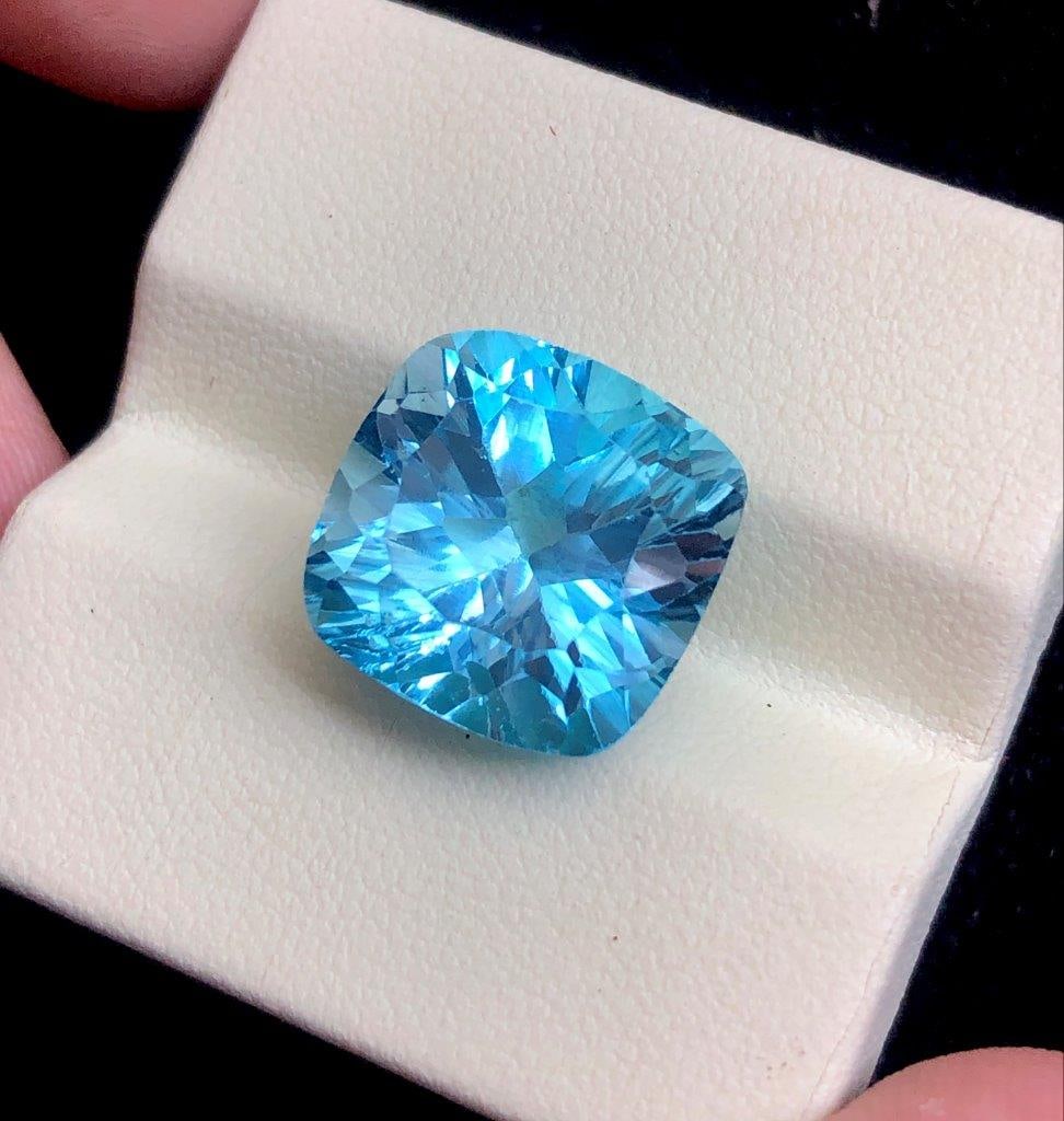 TPZ220 21.10 carats AAA Quality Laser cut Swiss Blue Topaz 15?15?11 mm: TPZ220 21.10 carats AAA Quality Laser cut Swiss Blue Topaz 15?15?11 mmShipping Rate: $15.00 .shipping rates are determined by Parcel weight and destination.Combined shipping: We offer combine shipping