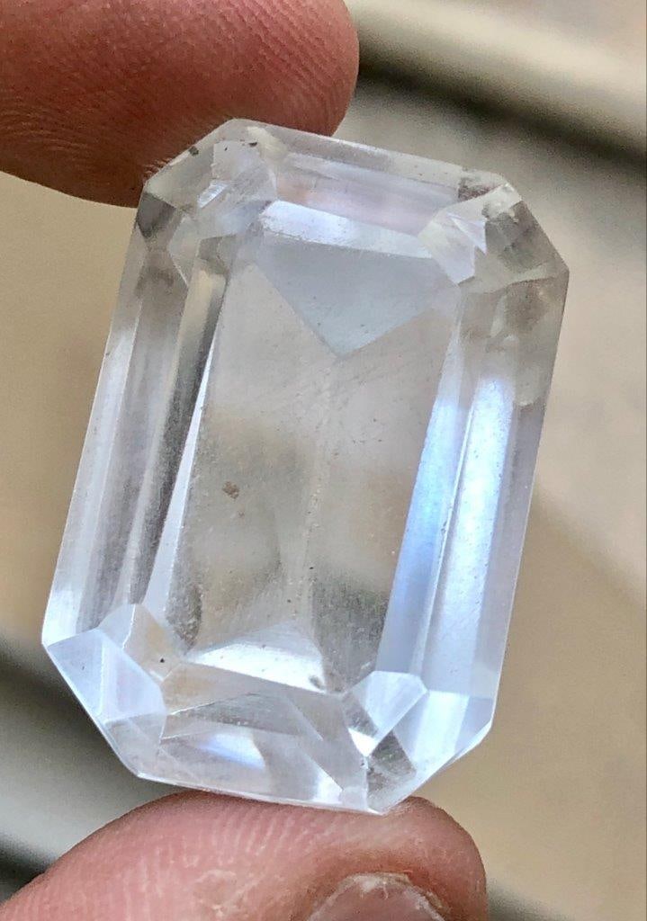 86 Carats faceted quartz loose gemstone - 30X20X18 mm: 86 Carats faceted quartz loose gemstone - 30X20X18 mmShipping Rate: 23$ WorldWideshipping rates are determined by Parcel weight and destination.Combined shipping: We offer combine shipping on multiple