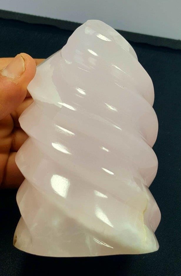 Mangano Calcite Flame - 674.7 Grams: Mangano Calcite Flame - 674.7 Grams - 108X68 mmShipping Rate: $60.00 .shipping rates are determined by Parcel weight and destination.Combined shipping: We offer combine shipping on multiple items purc