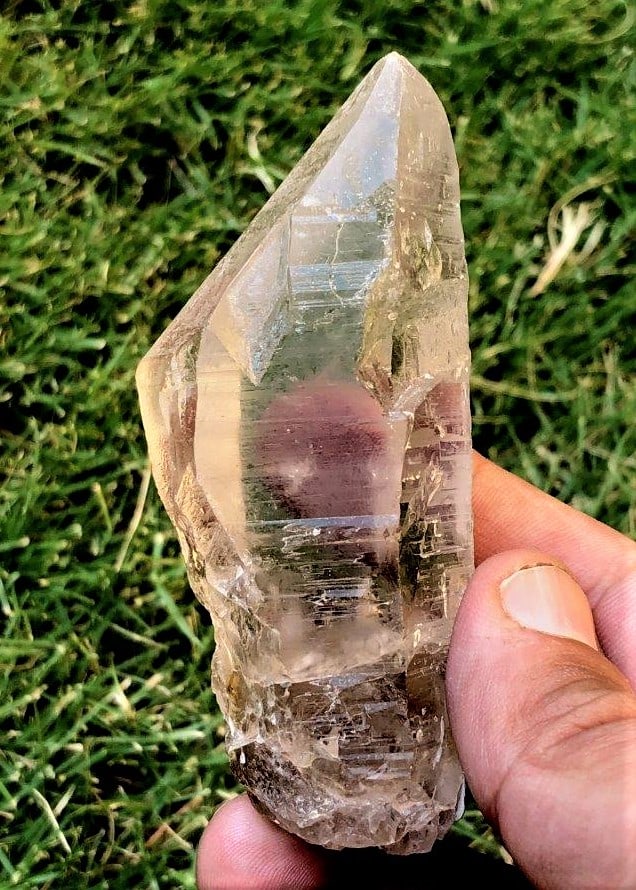 Natural Shape Smoky Quartz - 117.9 Grams: Natural Shape Smoky Quartz - 117.9 Grams - 86X36X30 mmShipping Rate: $23.00 .shipping rates are determined by Parcel weight and destination.Combined shipping: We offer combine shipping on multiple ite