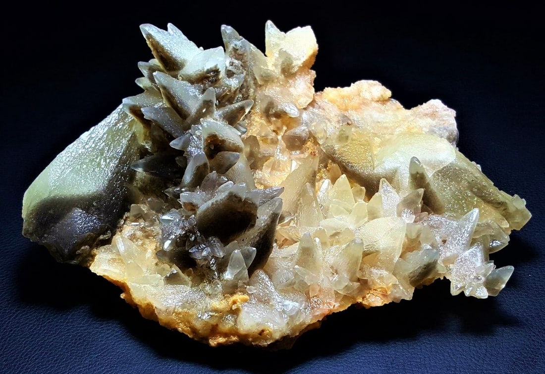 Beautiful Dogtooth Calcite Mineral - 1198 Grams: Beautiful Dogtooth Calcite Mineral - 1198 Grams - 203X155X71 mmShipping Rate: $80.00 .shipping rates are determined by Parcel weight and destination.Combined shipping: We offer combine shipping on mul