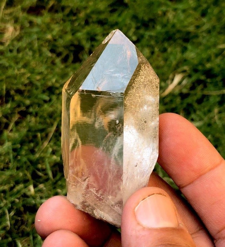 Clear Quartz - 75 grams: Clear Quartz - 75 grams - 63X35X27 mmShipping Rate: $23.00 .shipping rates are determined by Parcel weight and destination.Combined shipping: We offer combine shipping on multiple items purchased to r
