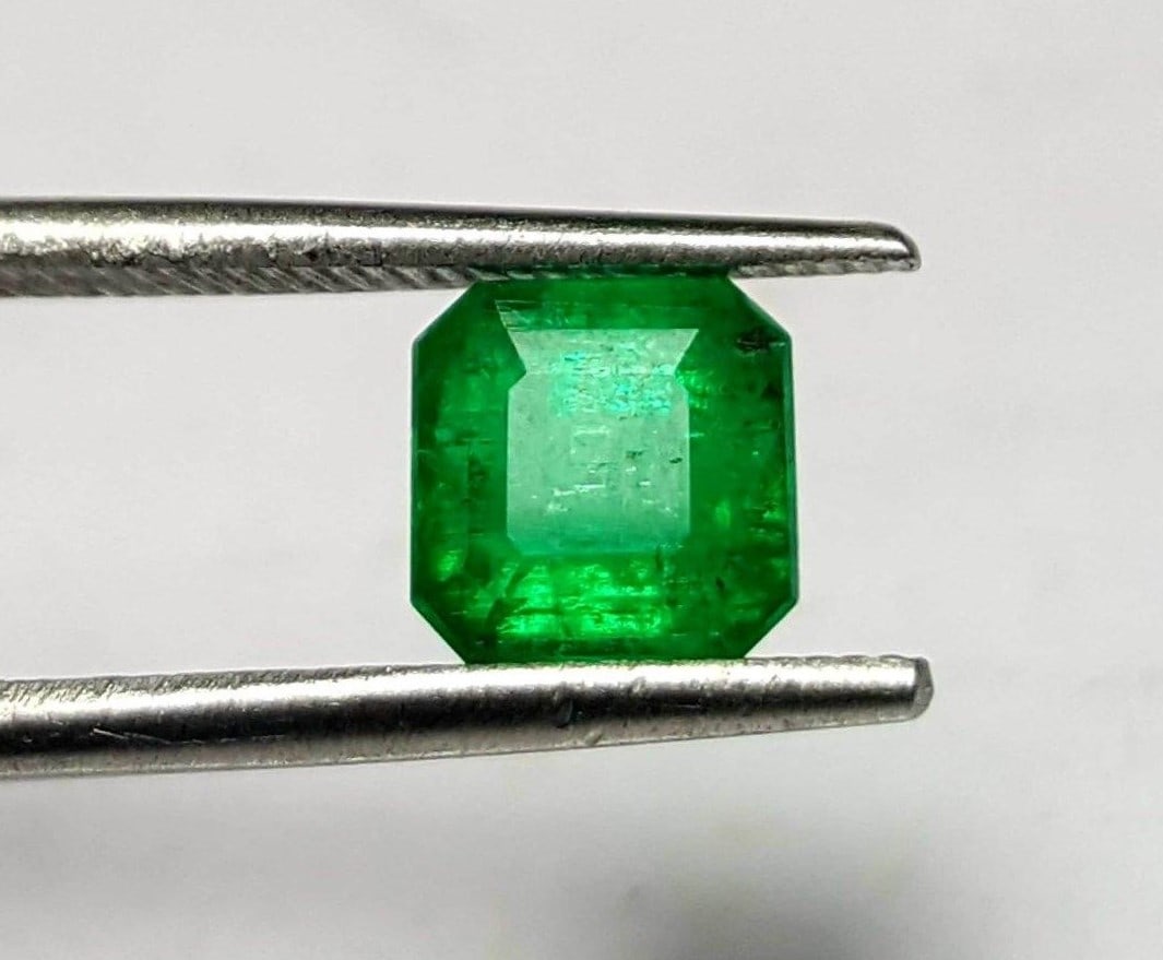 Vivid Green Natural Emerald - 1.05 Carats: Vivid Green Natural Emerald - 1.05 Carats - 6X6X5 mmShipping Rate: $15.00 .shipping rates are determined by Parcel weight and destination.Combined shipping: We offer combine shipping on multiple items