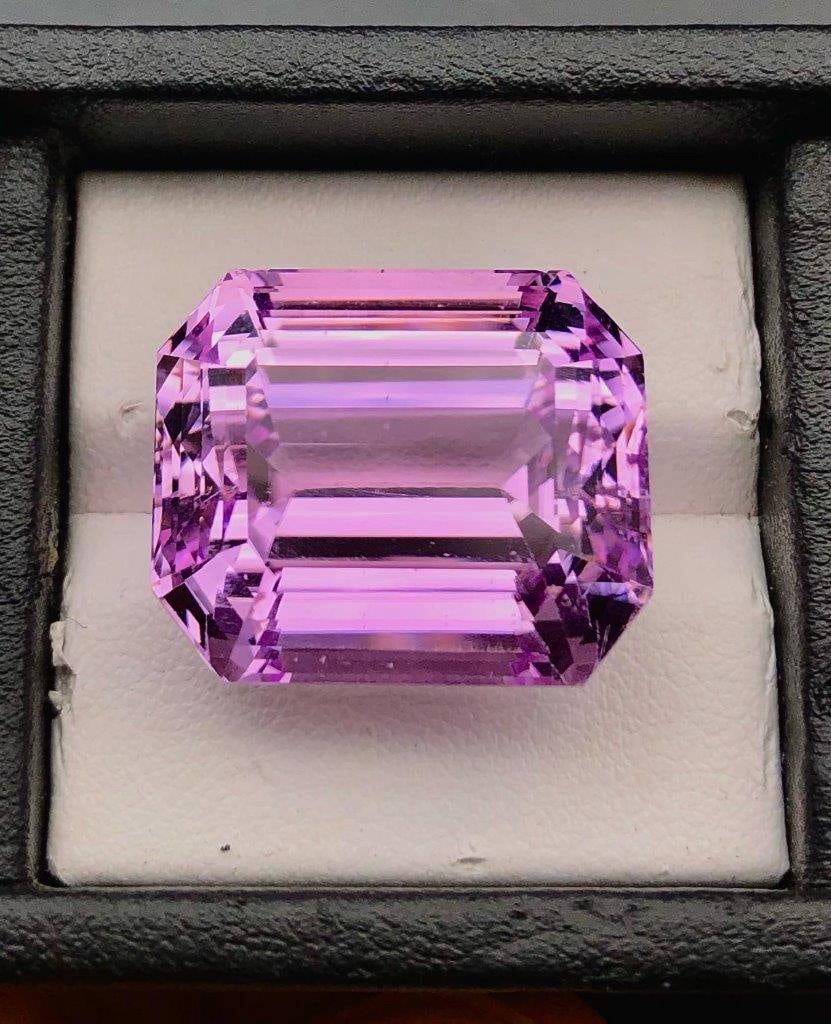 60 Carats Top Quality Hot Pink Kunzite Flawless (1 of 4)