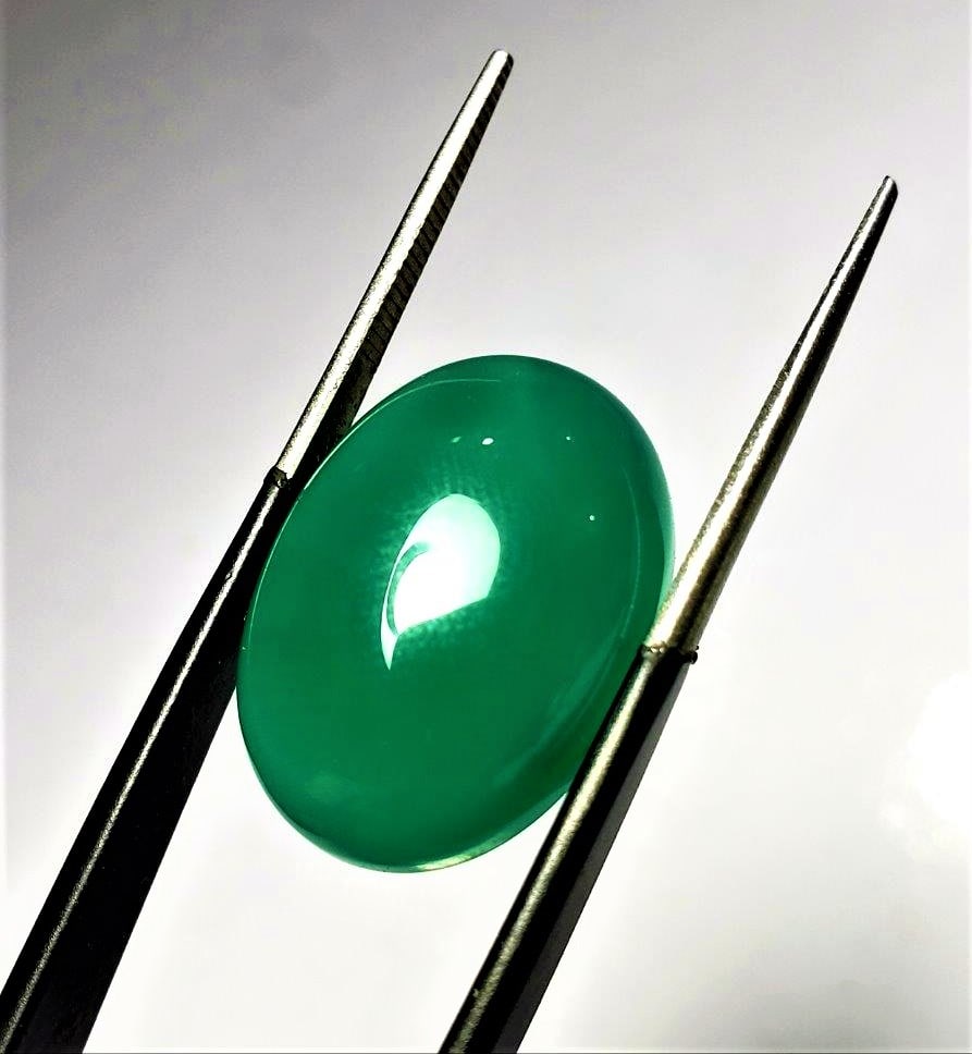 Oval Shape Emerald Green Chalcedony - 10 Cts: Oval Shape Emerald Green Chalcedony Cab - 10 Carats - 16X12X7 mmShipping Rate: $15.00 .shipping rates are determined by Parcel weight and destination.Combined shipping: We offer combine shipping on mu